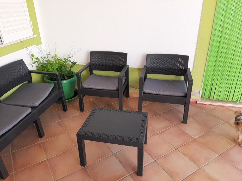 Conjunto de cadeiras e mesa de jardim