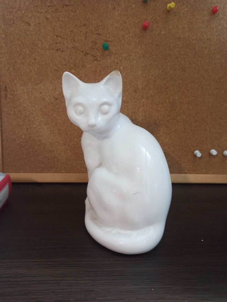 Figurka kot porcelanowy