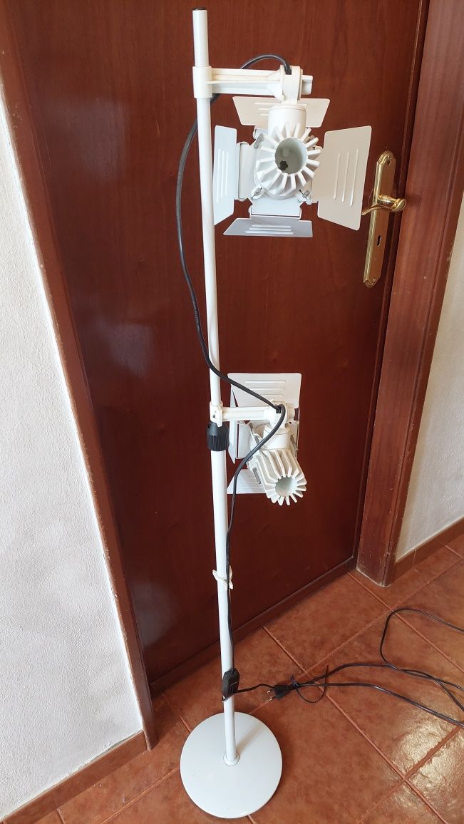 Candeeiro de pé extencivel