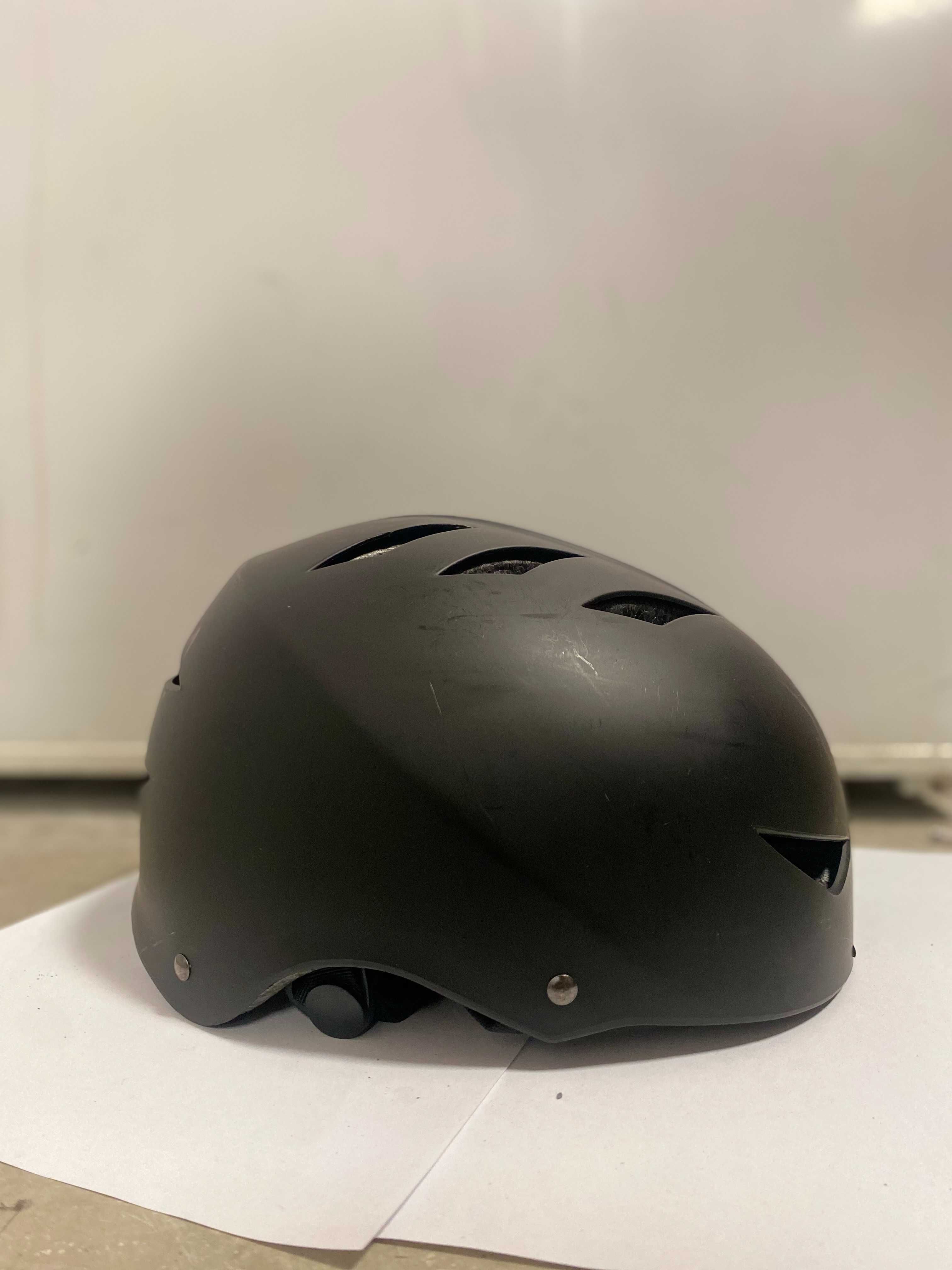 Kask rowerowy typu urban/skate – czarny mat