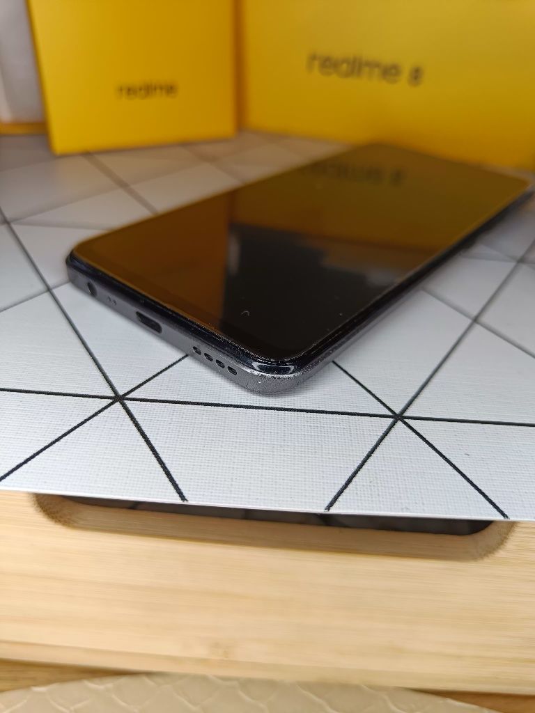 Smartfon Realme 8 | 4G / 64 GB + 2 nowe Case 8 ochronnych szybek