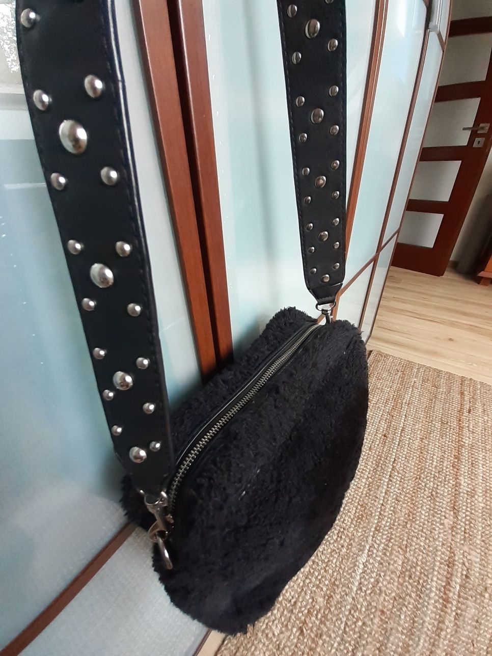Czarna torebka z futra 28x20x9