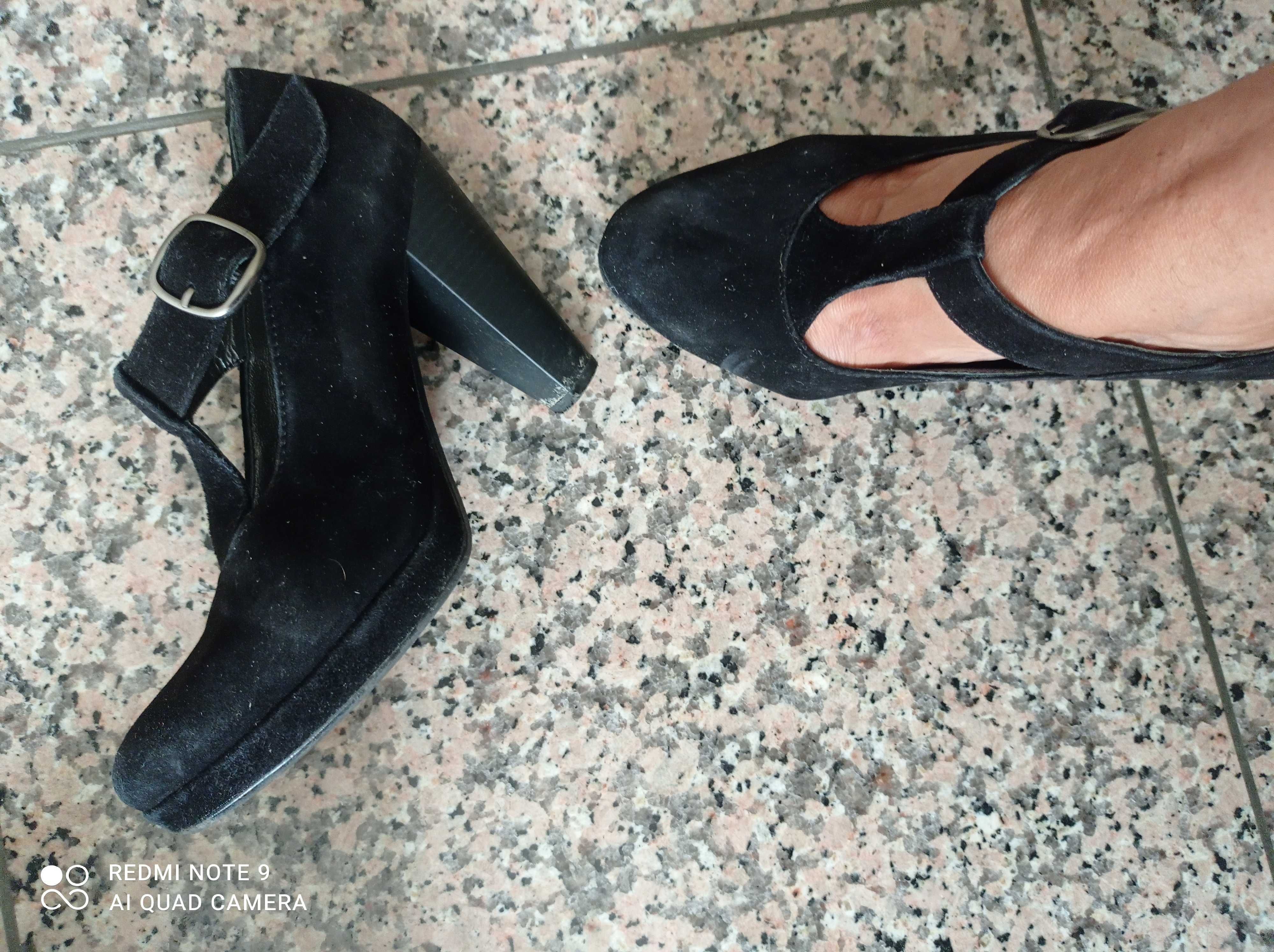 Sapatos de senhora 34 pretos em camurça muito bom estado.