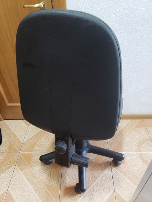 Табуретка крепкая, кресло  на колесах, стол