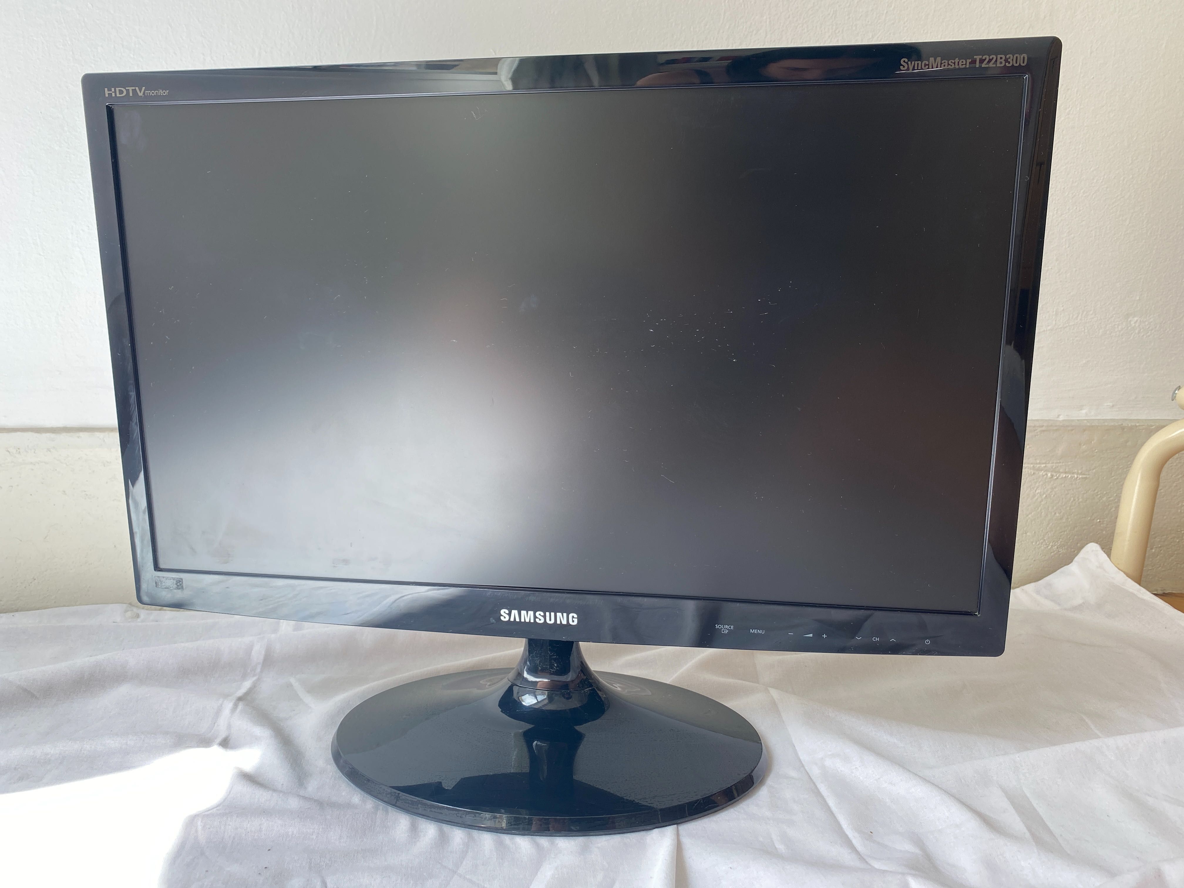 Samsung T22B300EW 22" 1920 x 1080 Full HD 1080p LCD TV