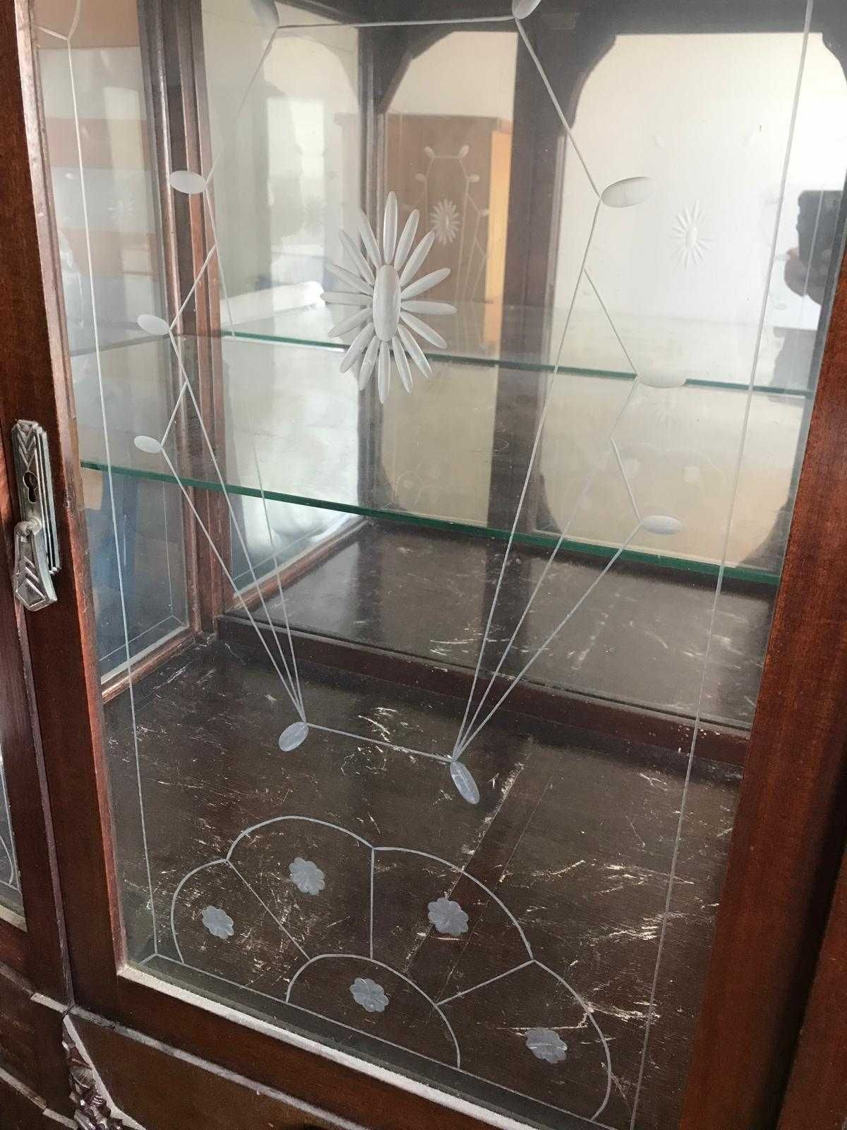 Cristaleira antiga em óptimo estado