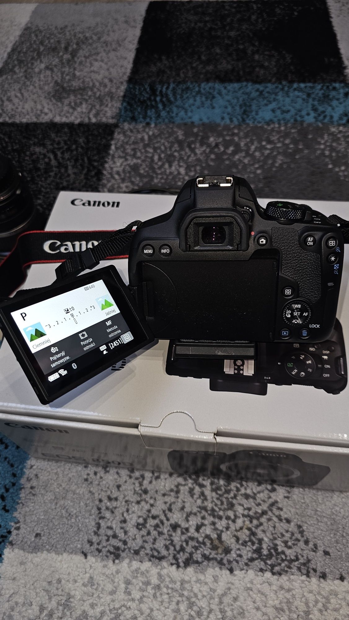 Canon eos 850 D sprzedam . Mało używany . Stan idealny