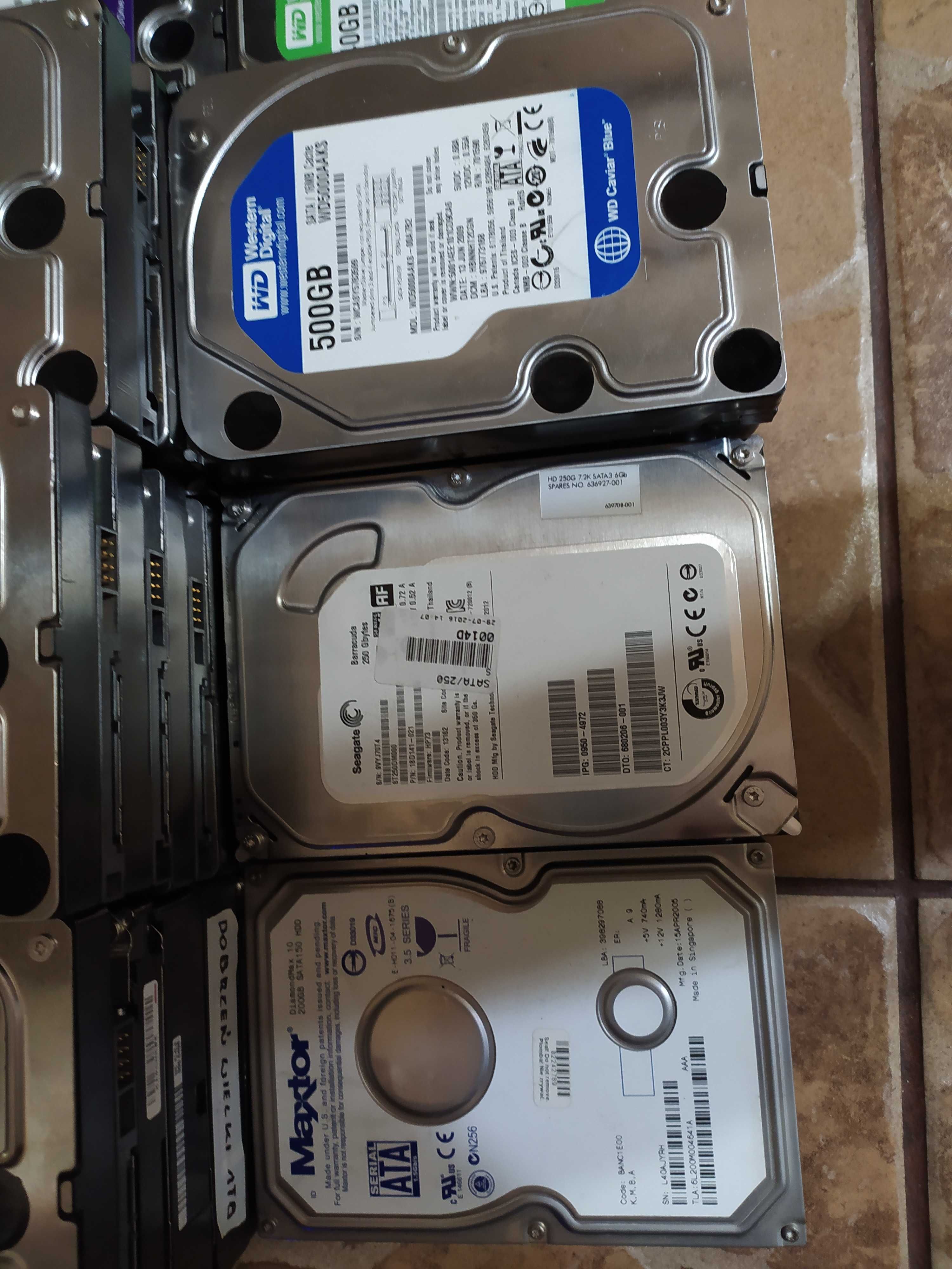 Dyski twarde 200MB, 250MB, 500 GB, 640 GB, 1 TB, 1,5 TB, 2 TB, 4 TB.
