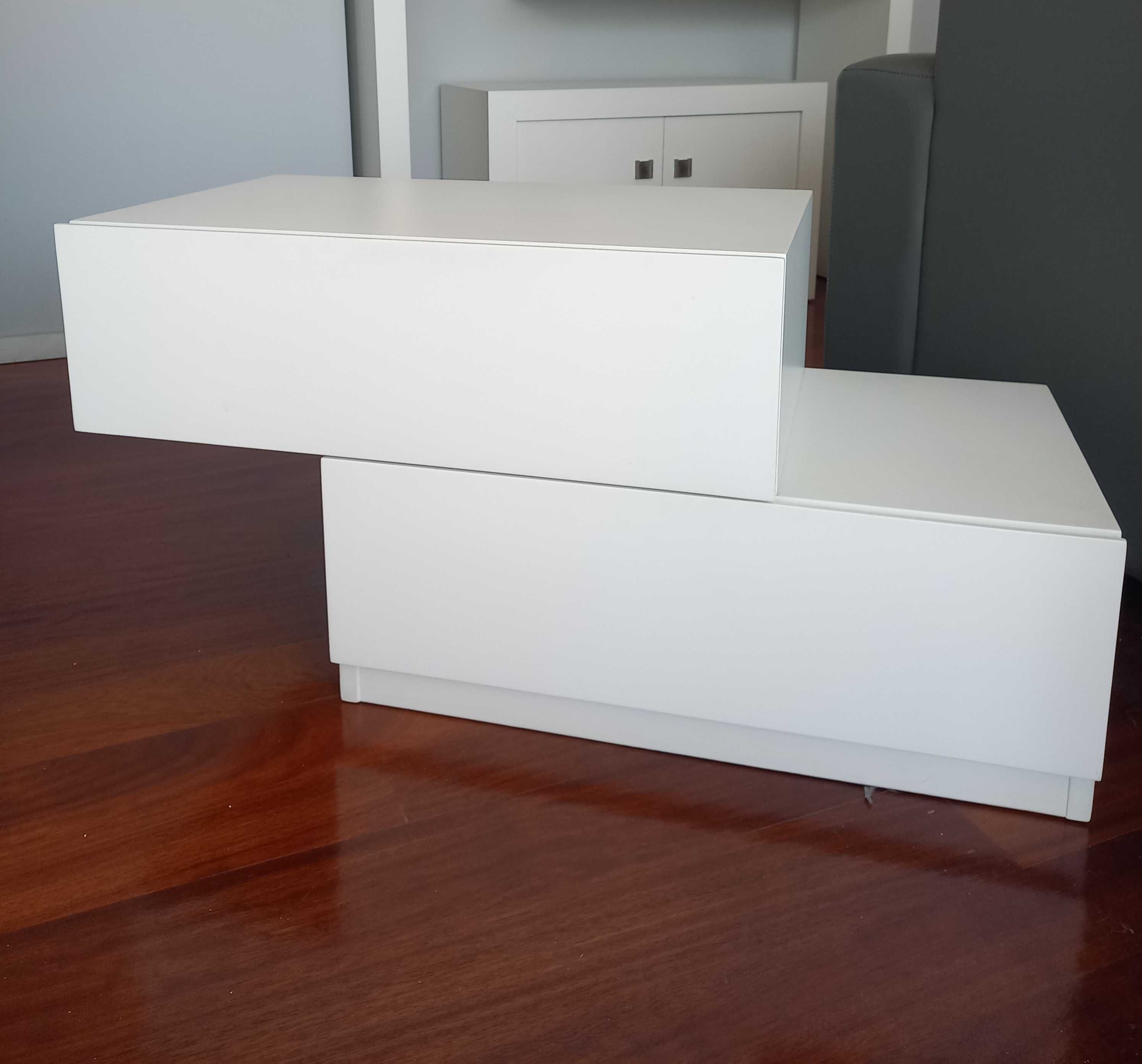 Mesa cabeceira branca com 2 gavetas
