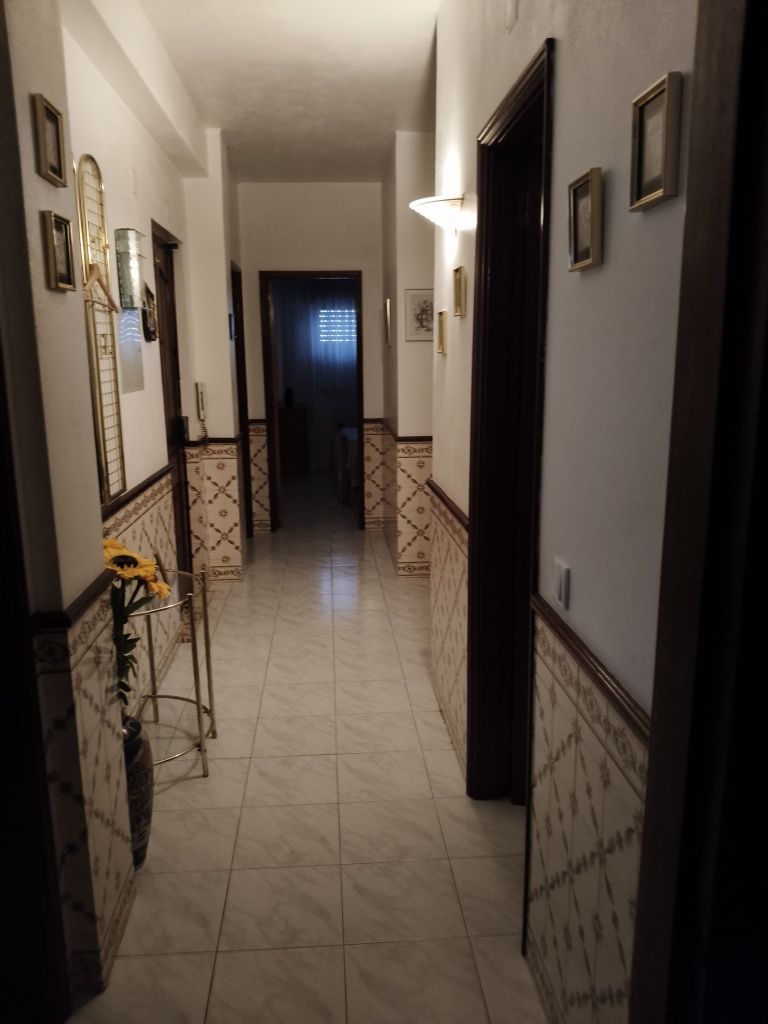 Apartamento T2 com boas áreas , Todo mobilado.