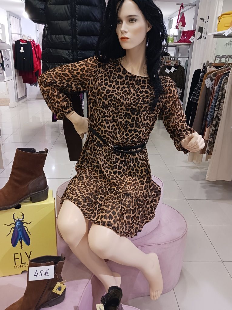 Manequim mulher quase novo com peruca