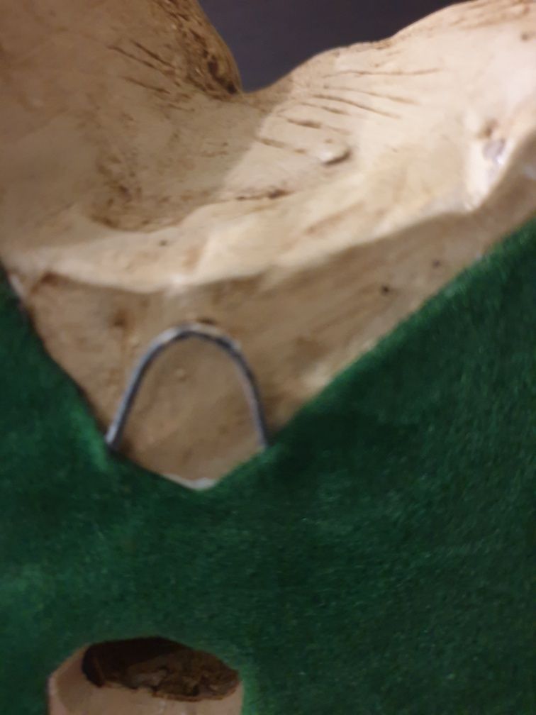 Par de anjos numa peça em gesso dourado envelhecido