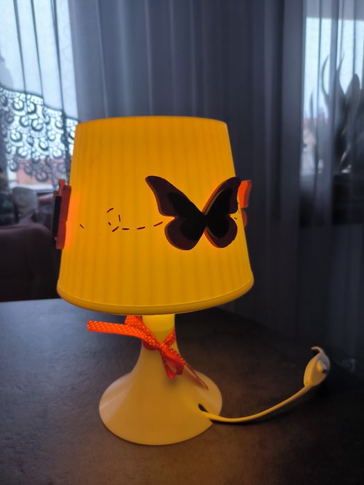 Lampka do pokoju dziewczynki. Nie ma jednego motylka.