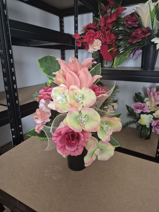 Kompozycja nagrobna do wazonu sztuczne kwiaty