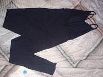Macacao preto ajusta ao corpo