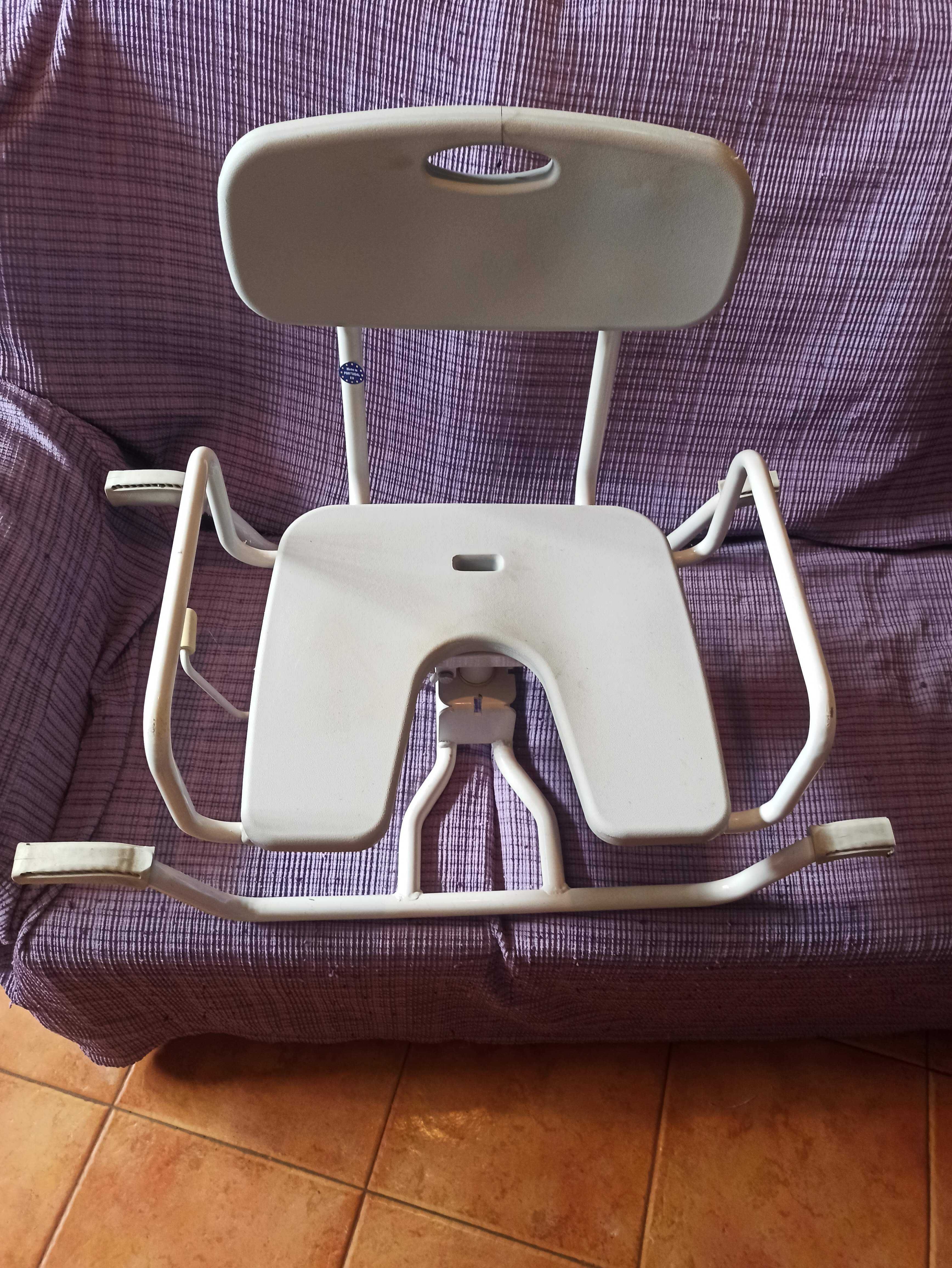 Cadeira rotativa para banho.