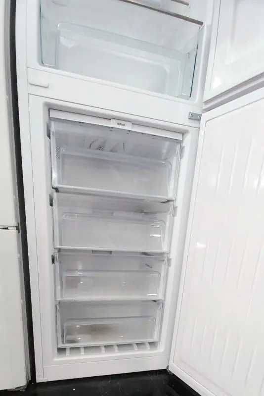 Холодильник великою морозилкою  186,1х60х65,7см а++