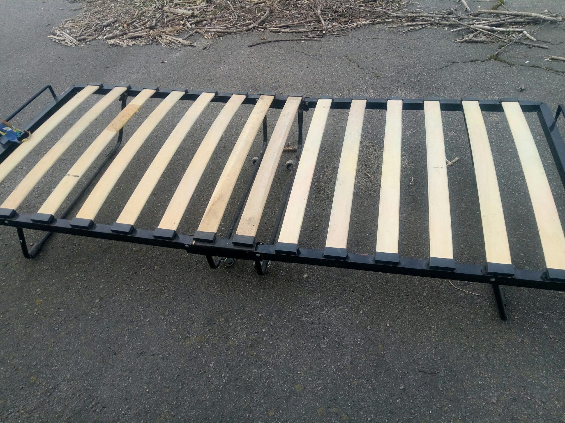 Продам розкладачку з матрасом. Можлива доставка в Київ.