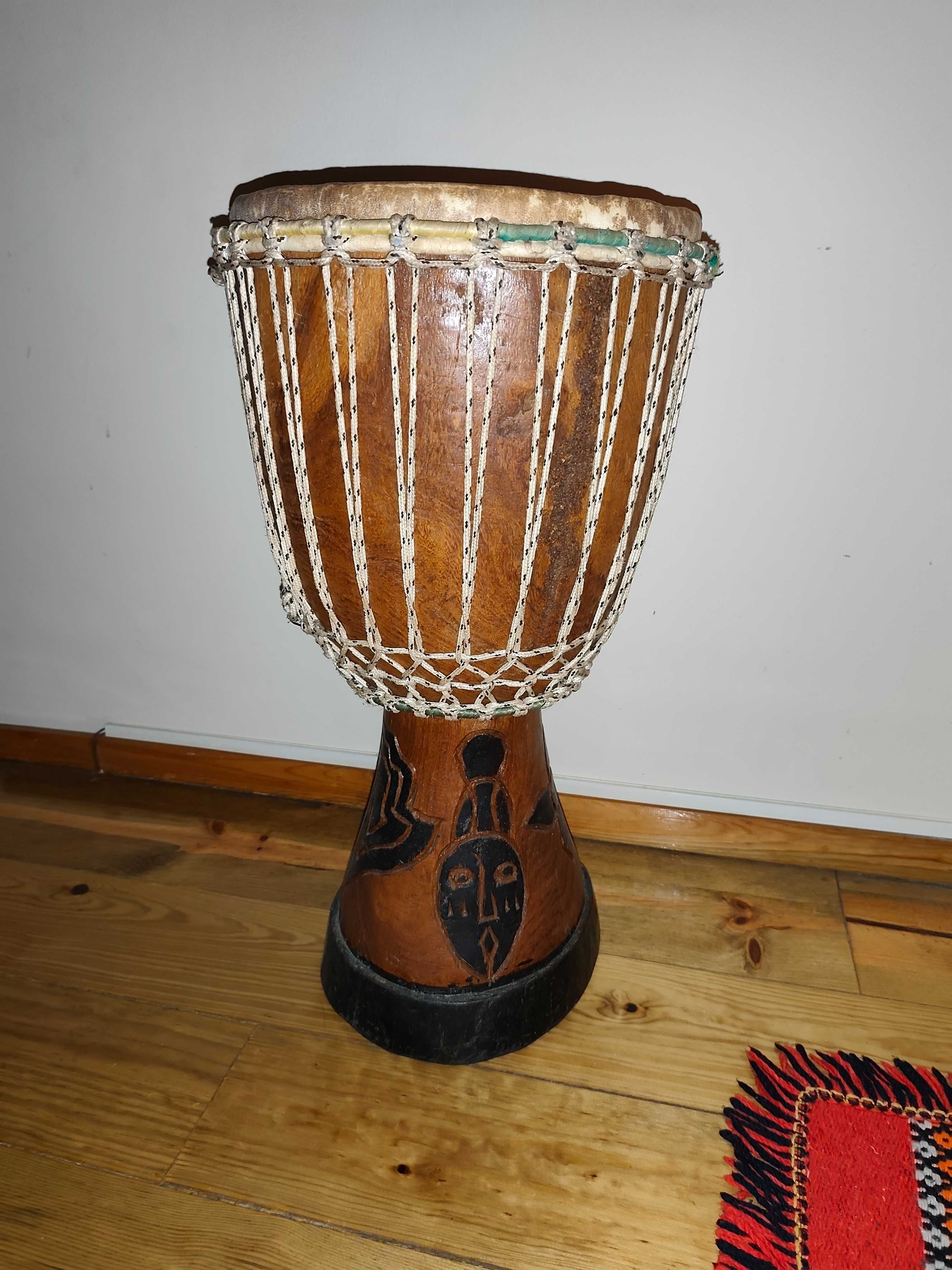Djembe africano em excelente estado