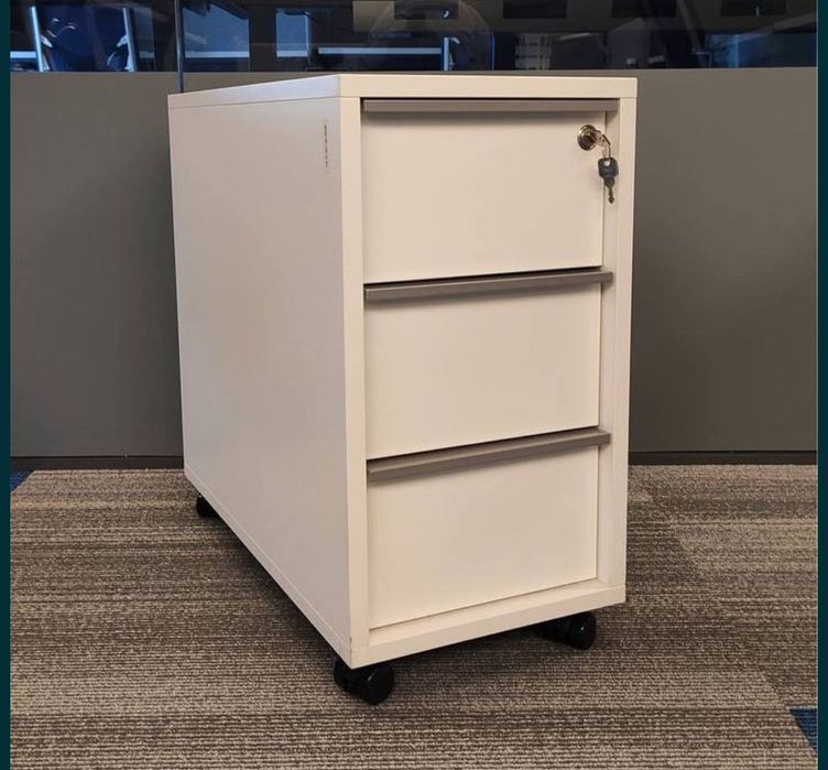 ПРОДАМ МЕБЛІ ВЖИВАНІ,столи, крісла, тумби,шафи,стелажілофт,оргтехніка