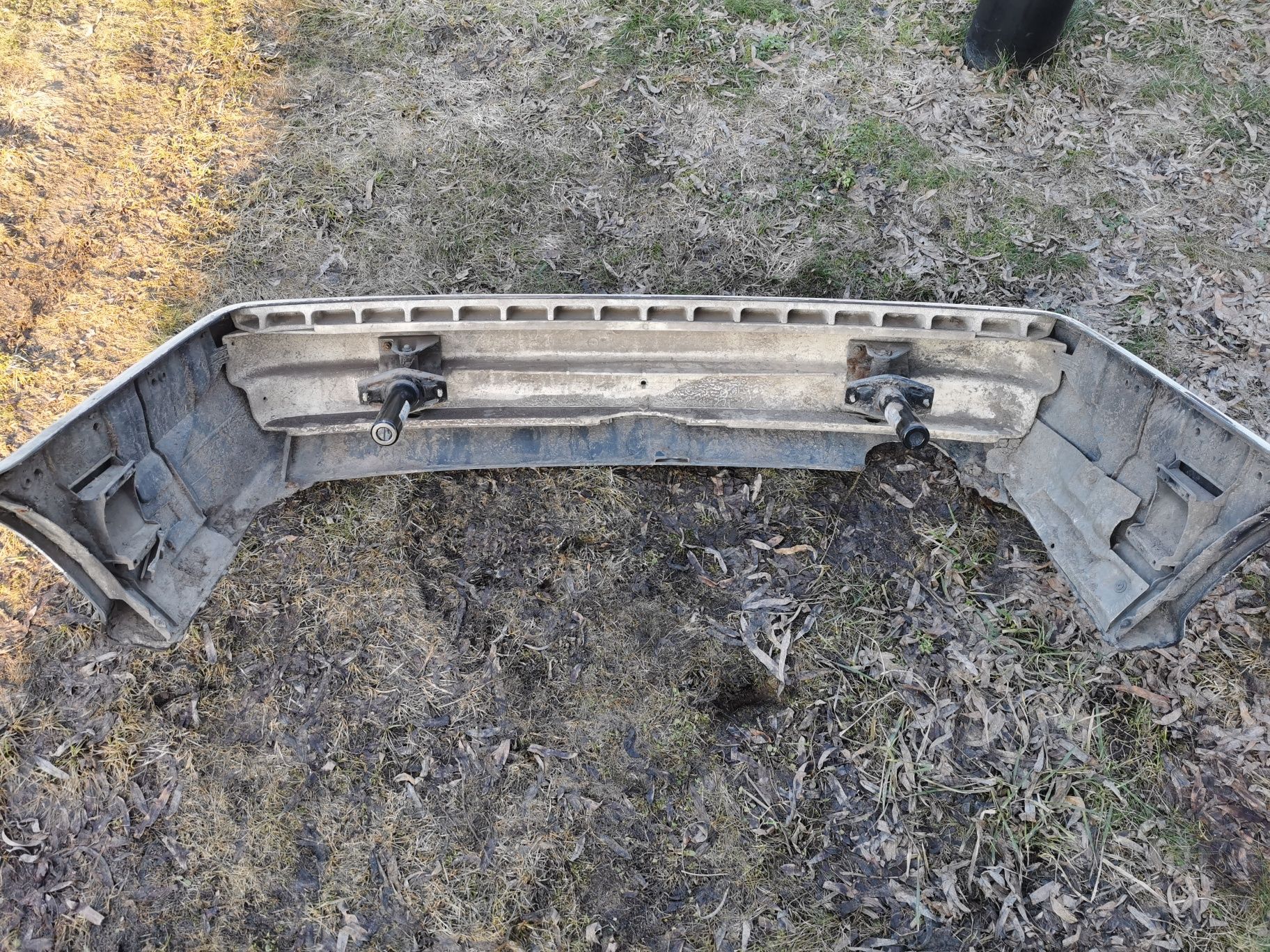 Bmw e36 zderzak tyl bialy