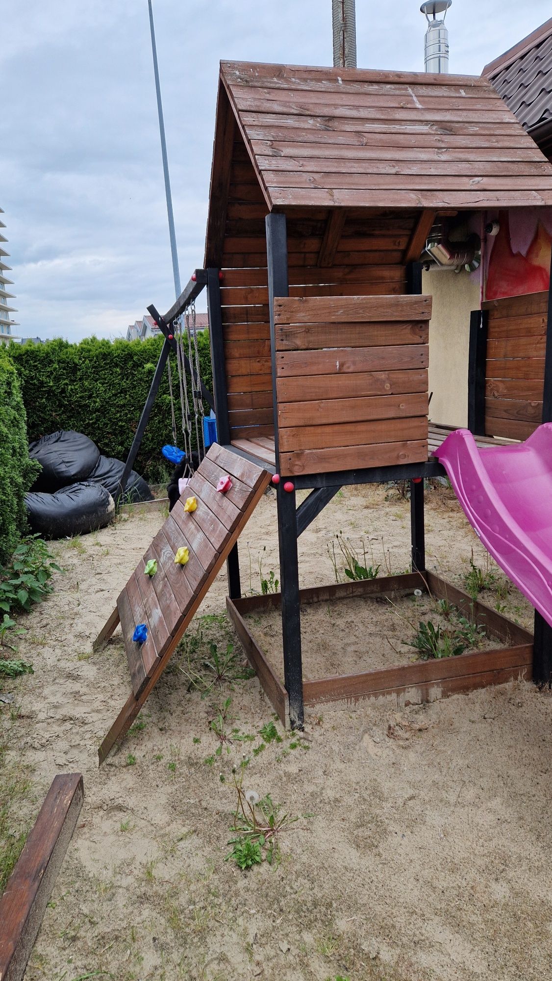 Plac zabaw zjeżdżalnia huśtawki ścianka wspinaczkowa