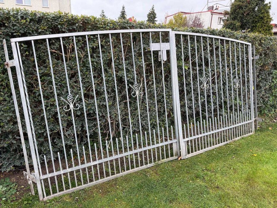 Brama kuta  dwuskrzydłowa  ocynk szer. 334 cm.