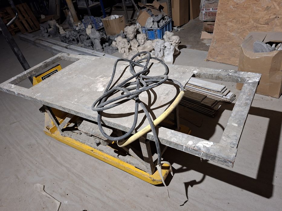 Stół wibracyjny do odlewów gipsu betonu. Niski, blat 185x65