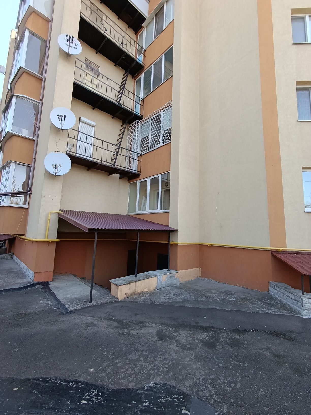 Продам нежитлове приміщення! Район Пивзавод. Вул. Ясна. ФАСАД. Цоколь!