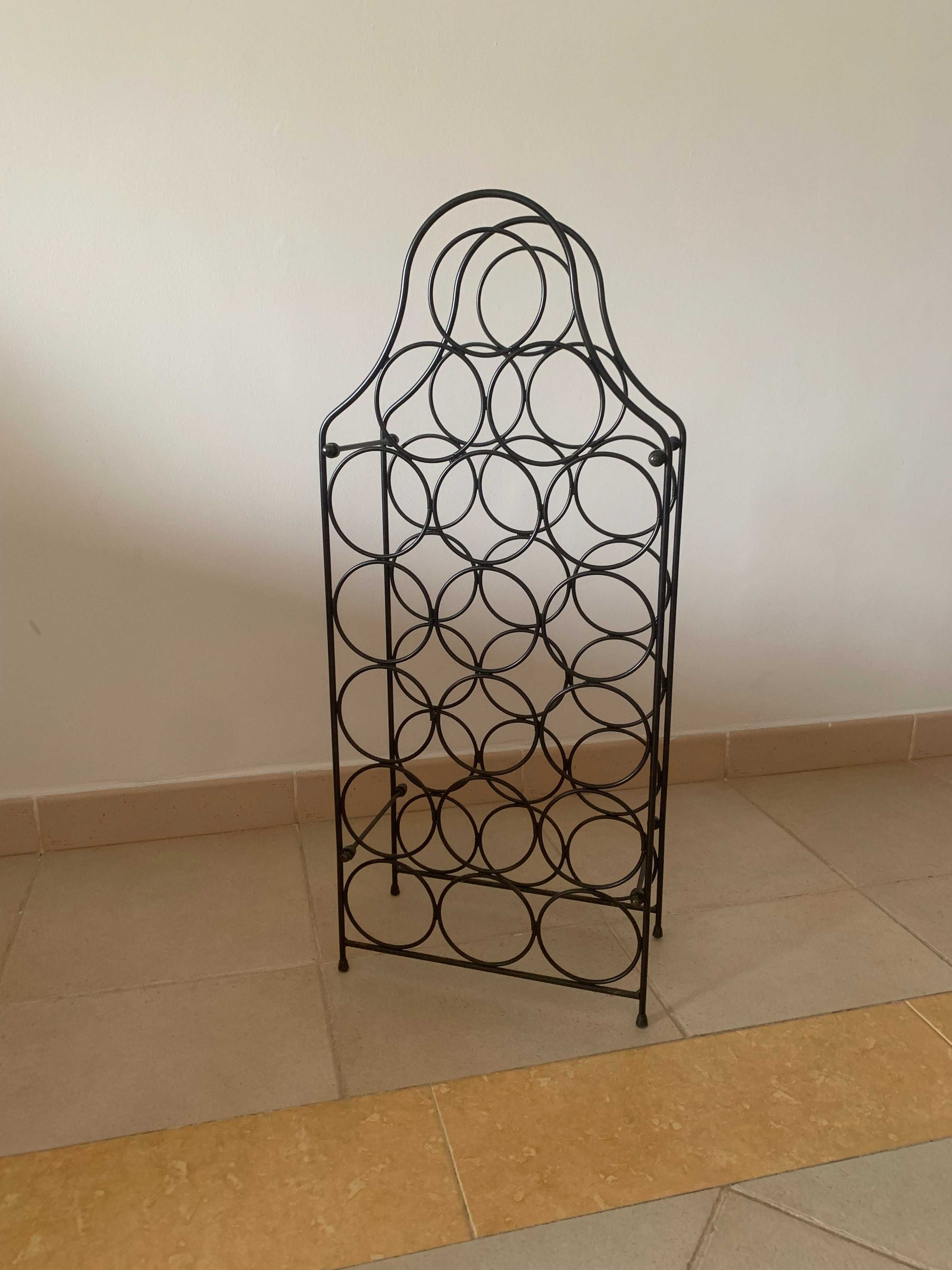 Garrafeira em metal preto com capacidade para 18 garrafas