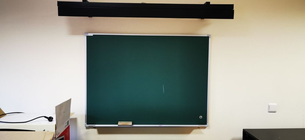 Quadro de escola com giz e a iluminação