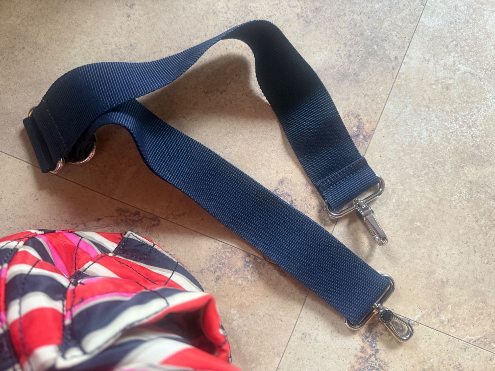Torba Marc Jacobs wykonana z grubej tkaniny odpornej na deszcz