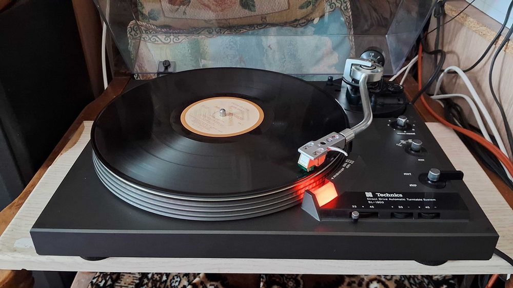 Technics SL-1900 Direct Drive Automatics програвач вінілу.