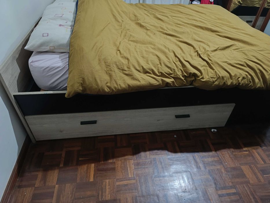 Cama casal, com arrumação