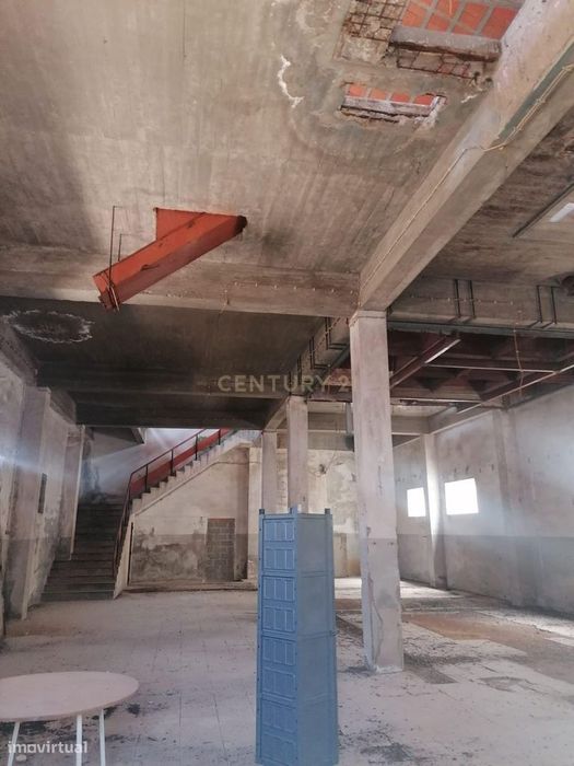 Grande Armazém  (565 m2 ) em pleno centro habitacional na  Vidigueira
