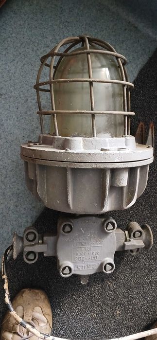lampa przemysłowa, industrialna, żeliwna