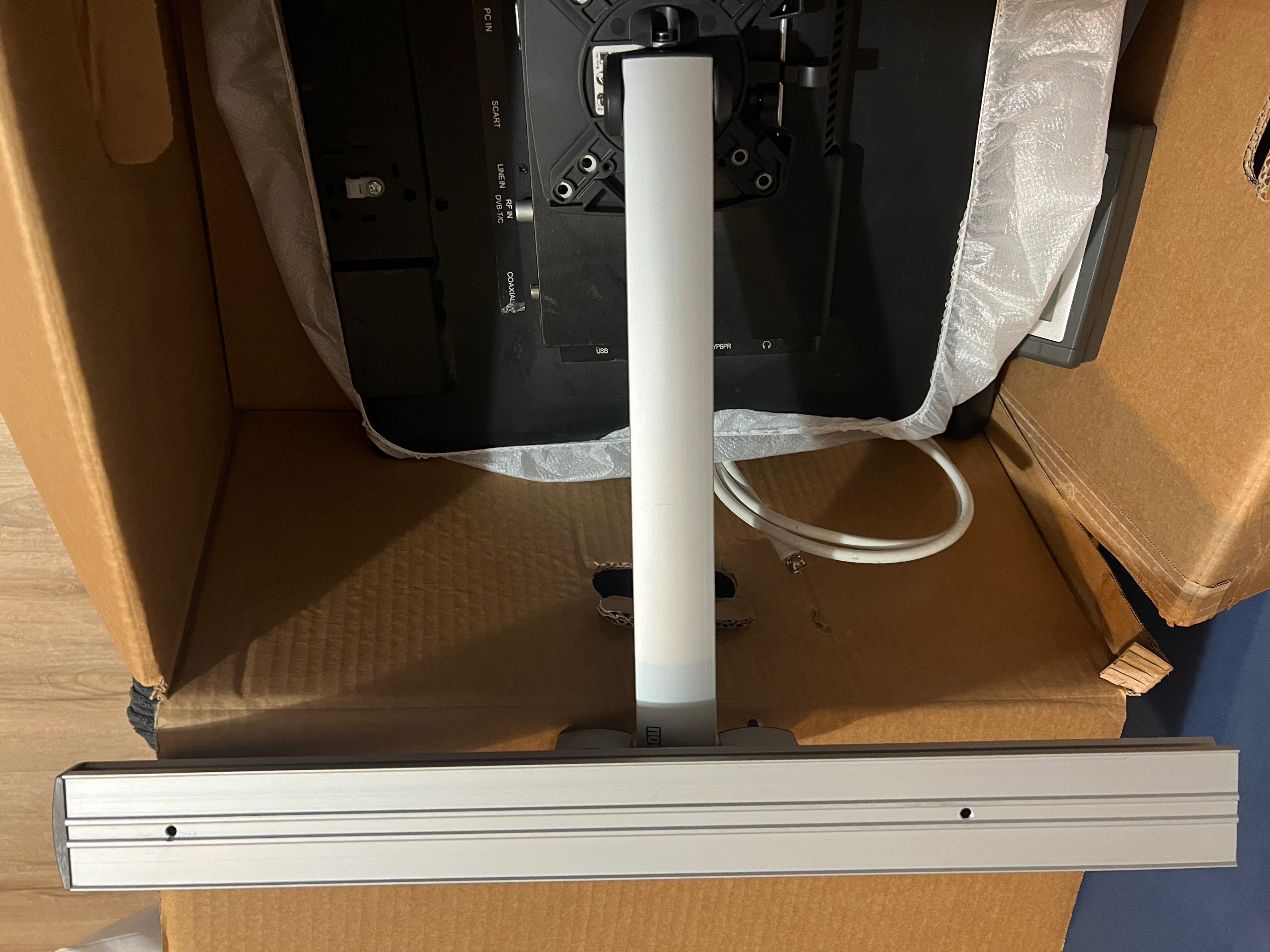 Telewizor Alphatronics do kampera, przyczepy z uchwytem novus sky