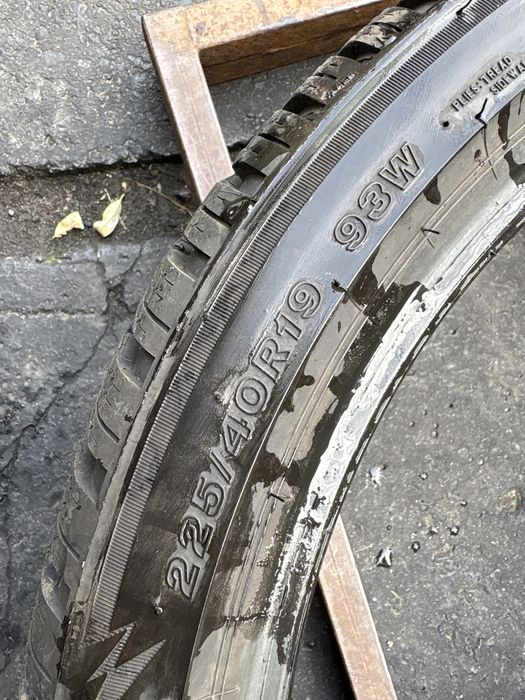 Opona 225/40R19 Brigdestone Blizzak LM005