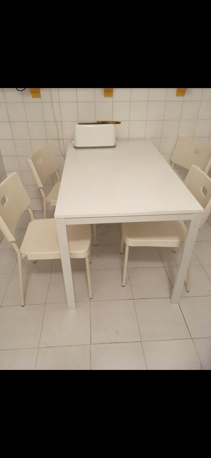 Mesa de cozinha e 4 cadeiras