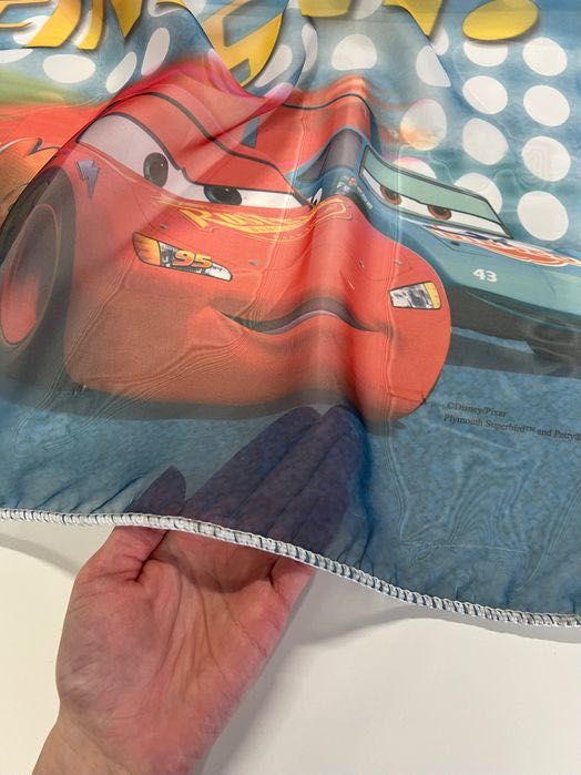 Firana/tkanina woal niebiesko-biała ze wzorem z bajki Auta Disney