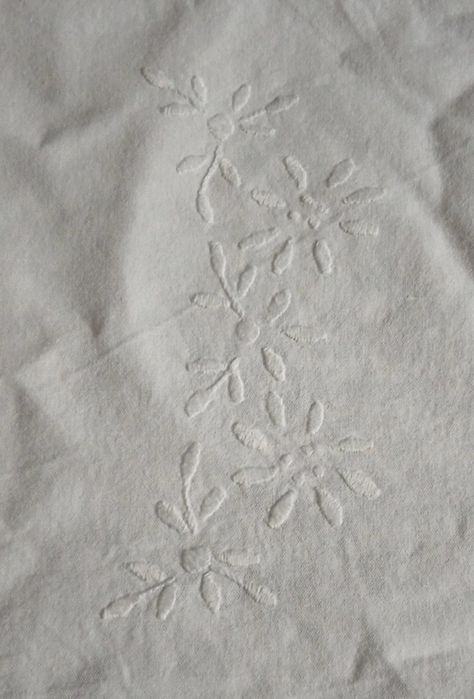 Naperon de linho bordado à mão com renda