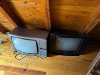 Dwa telewizory kineskopowe