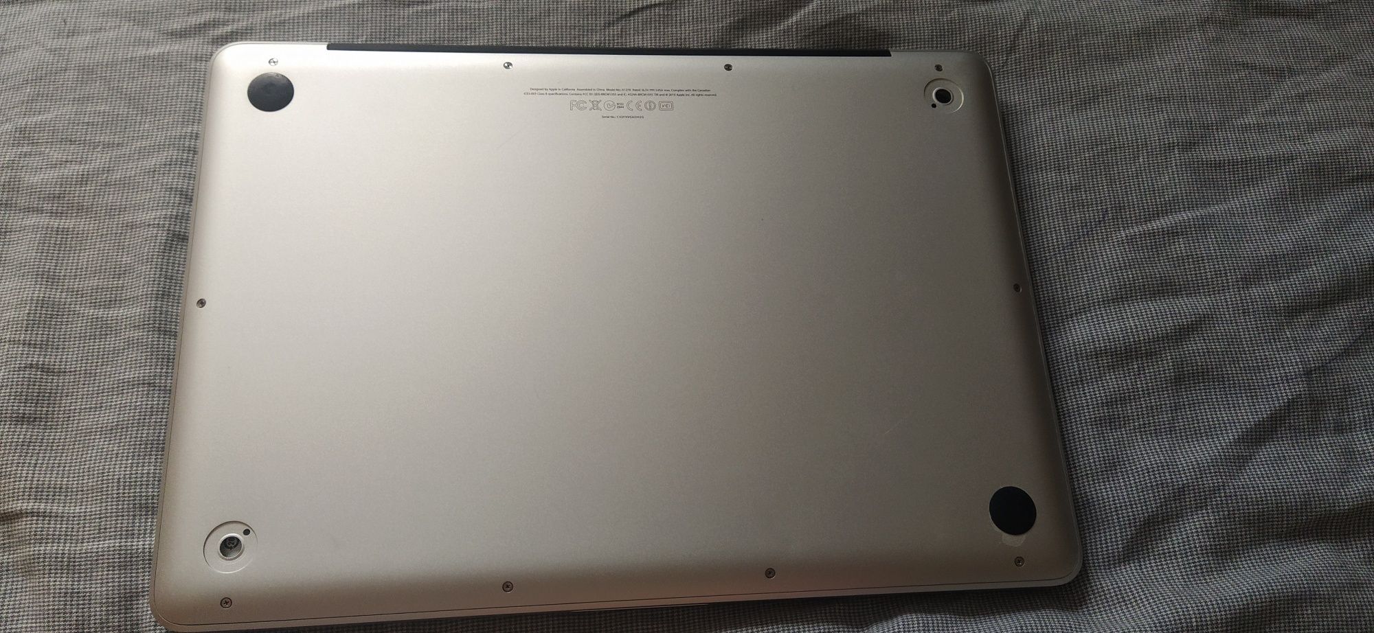 Apple A1278  без зарядного пристрою.