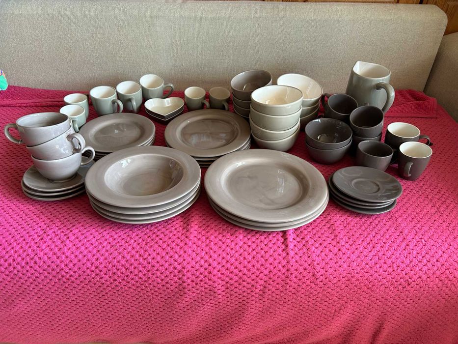 Zestaw naczyń, zastawa stołowa, naczynia brązowe, szare