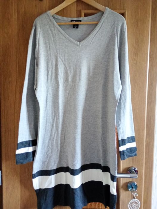 Sweterkowa sukienka do kolan