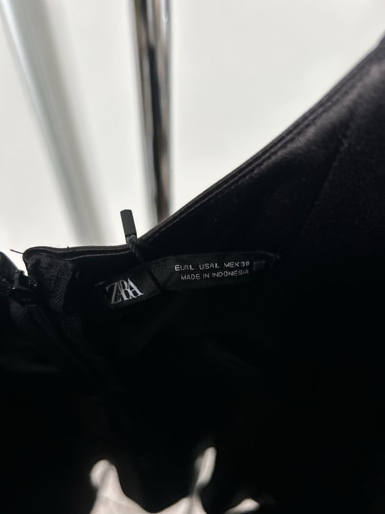 Коротка атласна сукня Zara Розмір Л