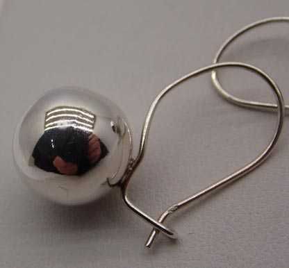 Srebrne wiszące kolczyki kulki 1,31 cm.