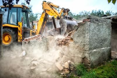 Wyburzanie ścian Skuwanie betonu płytek tynku Kucie Betonu  Wyburzenia