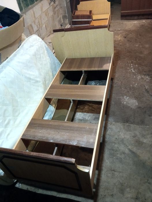 Продам одне ліжко.Матрас в подарунок.