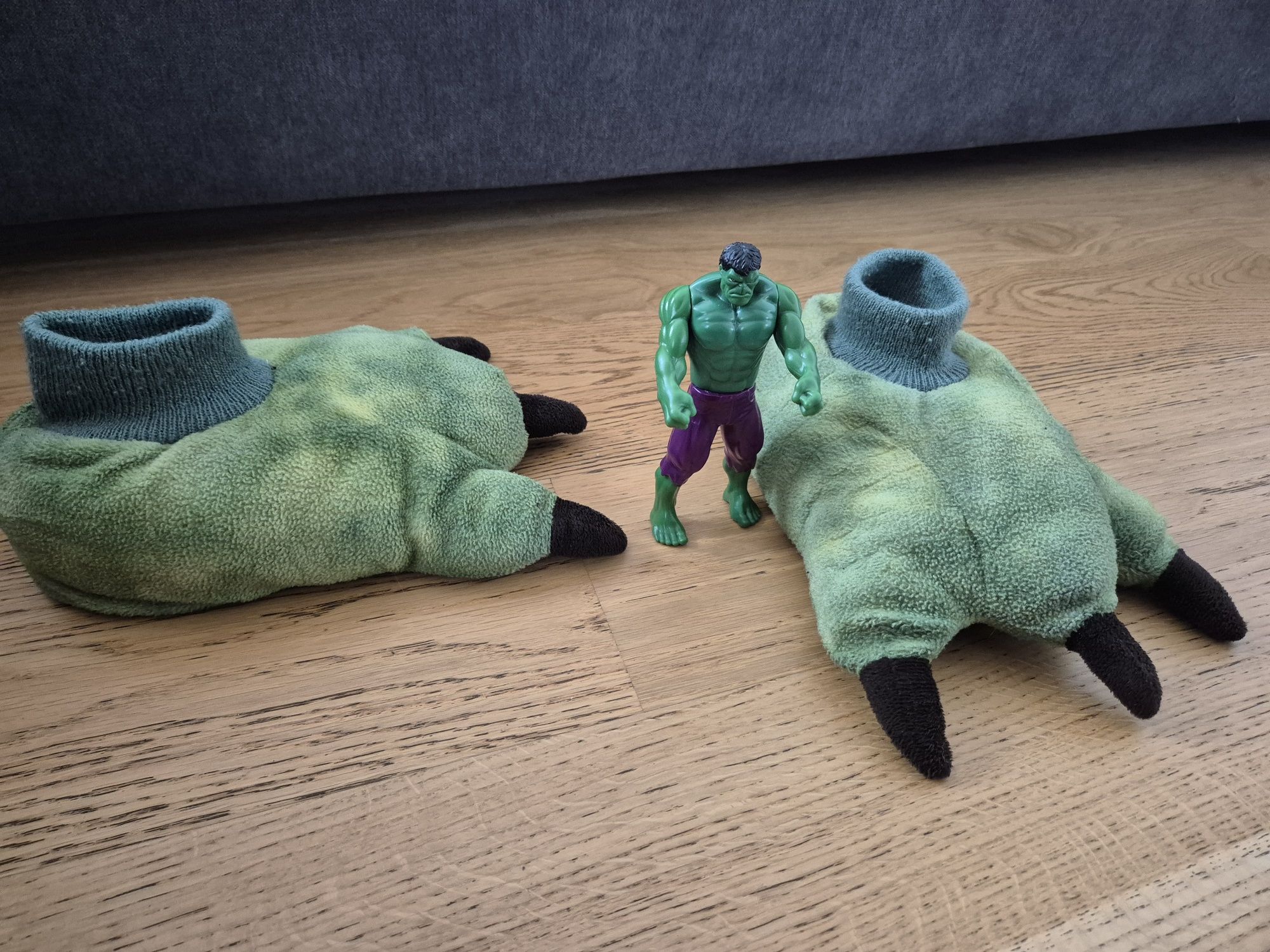 Hulk kapcie i figurka